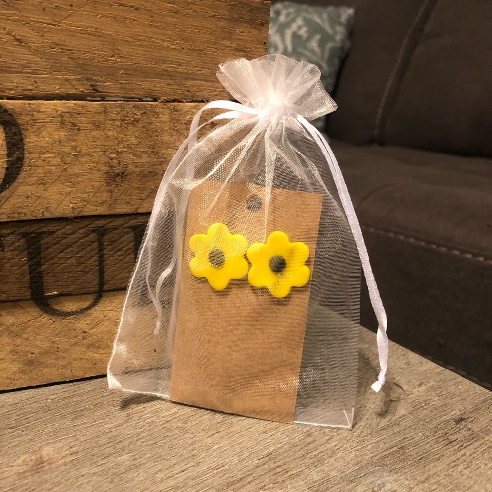 Yellow daisy earrings!